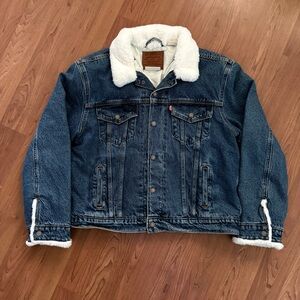 Levi’s Ex-Boyfriend Trucker jacket White Fur Trim